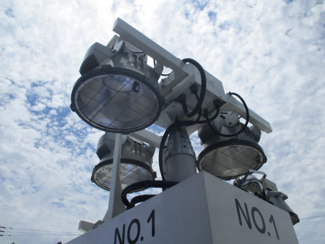 H21 いすゞエルフ 2柱式照明車