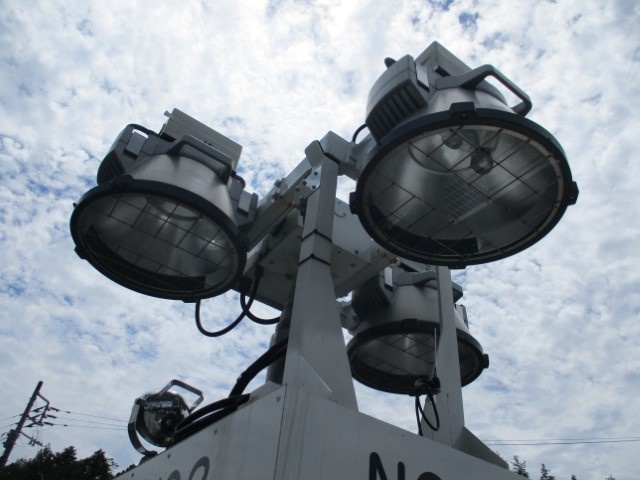 H21 いすゞエルフ 2柱式照明車