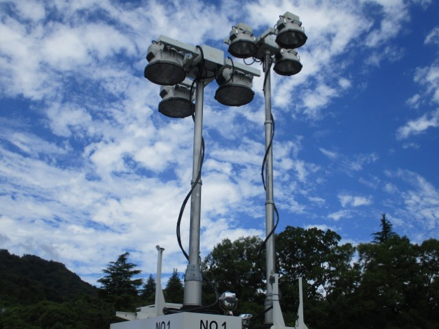 H21 いすゞエルフ 2柱式照明車