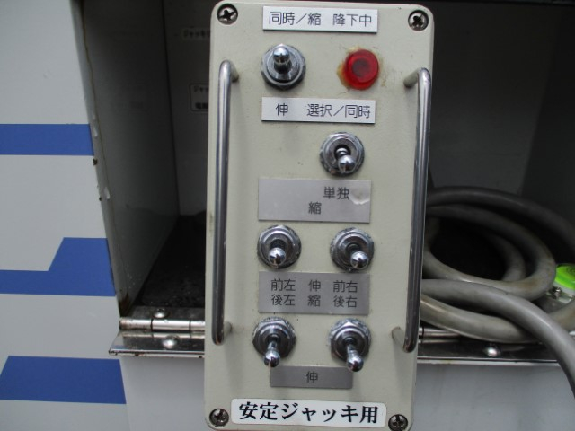 H21 いすゞエルフ 2柱式照明車