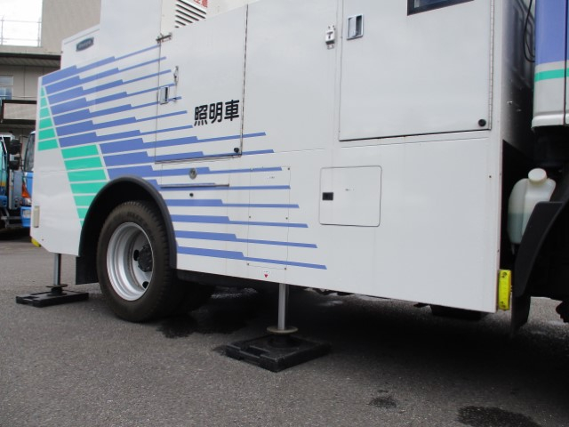 H21 いすゞエルフ 2柱式照明車