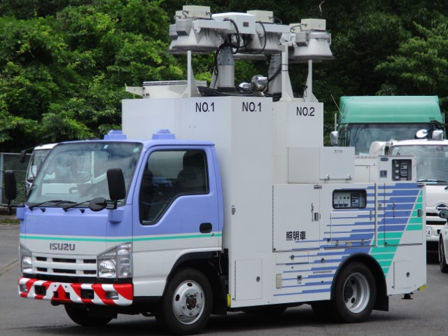 H21 いすゞエルフ 2柱式照明車