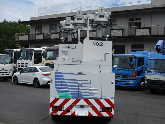 H21 いすゞエルフ 2柱式照明車