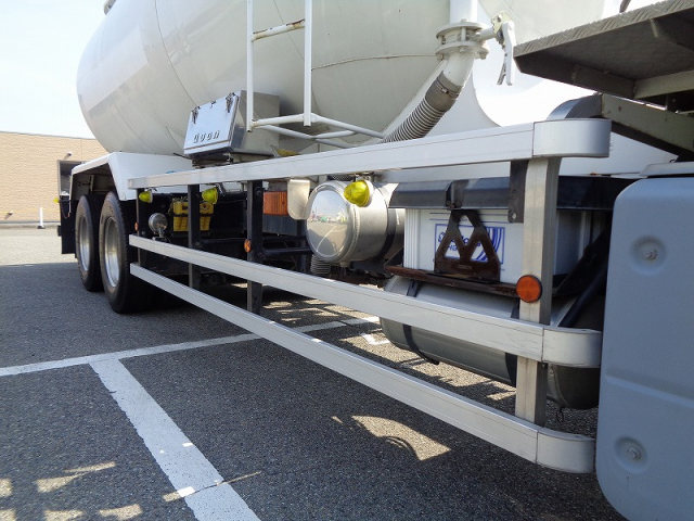 R1 UDクオン 25t粉粒体運搬車 三槽エアレーションブロー式