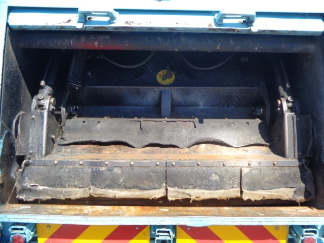 H28 いすゞフォワード 増トンプレス式塵芥車 8.2立米